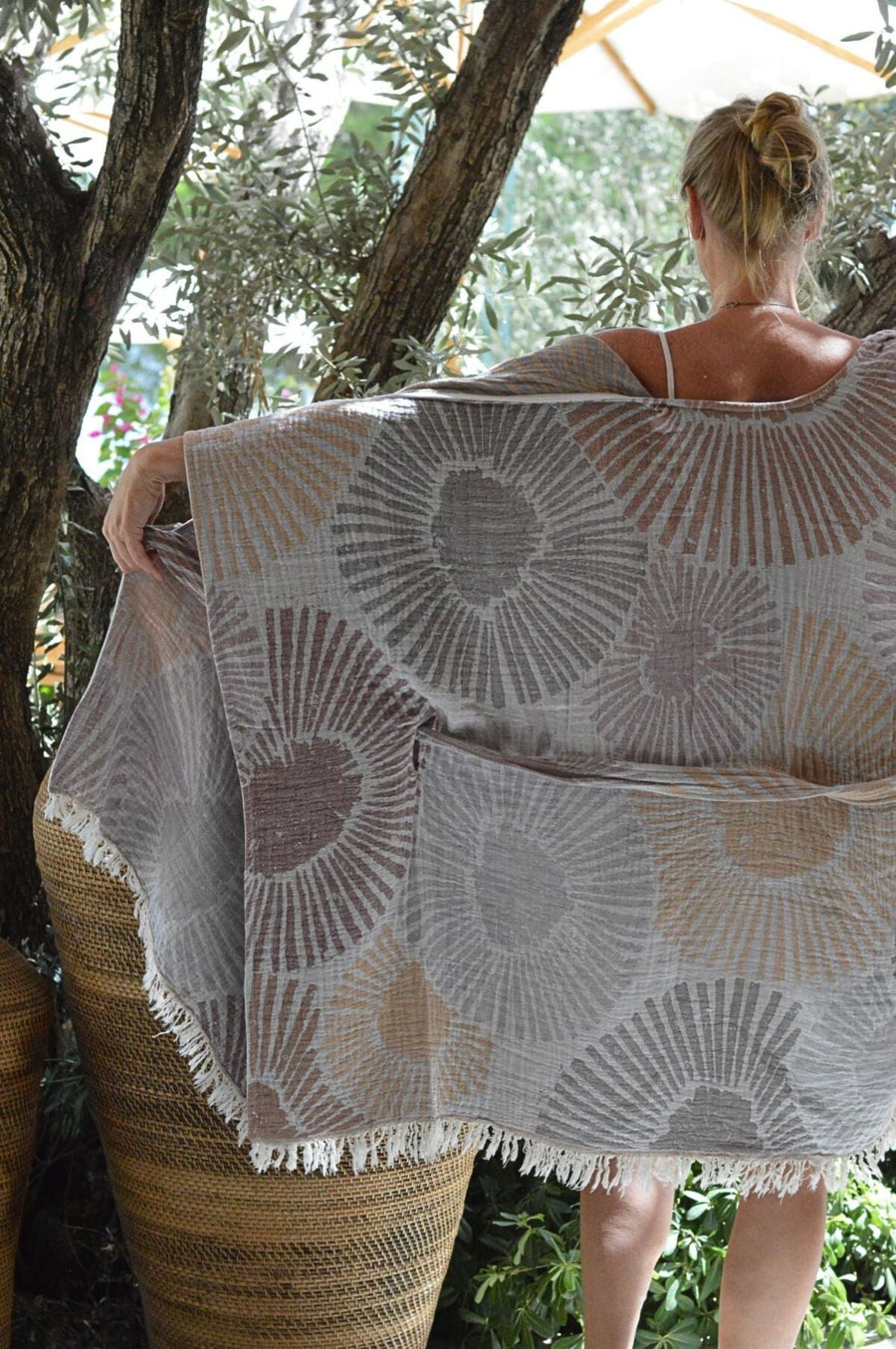 ALYA Kimono Dress open en gesloten te dragen