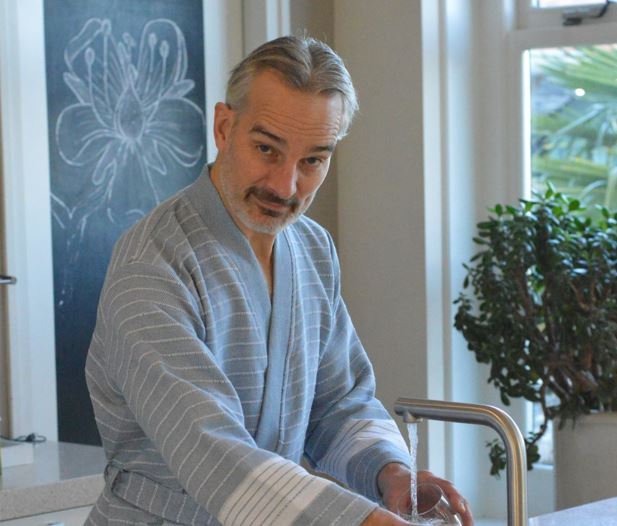 zusenzomer - mark van leest in een badjas, hij is de man van Martine